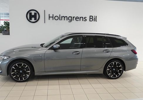 BMW 330, 2025