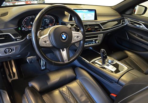 BMW 740, 2020