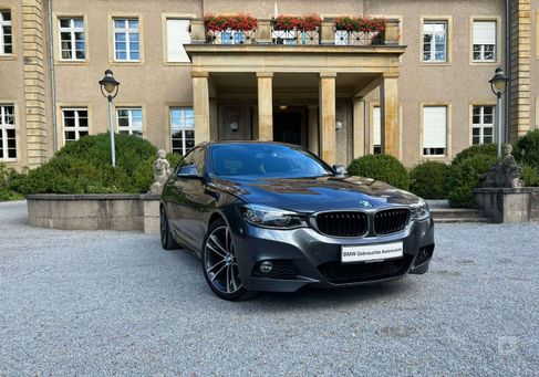 BMW 330, 2018