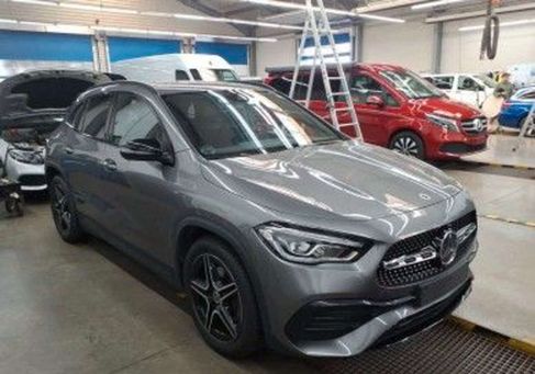 Mercedes-Benz GLA 200, 2021