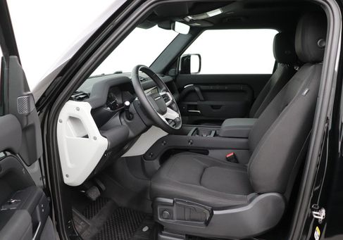 Land Rover Defender, 2023 3
