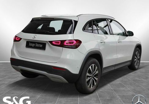 Mercedes-Benz GLA 200, 2021