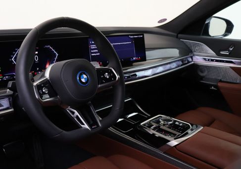 BMW 750, 2025