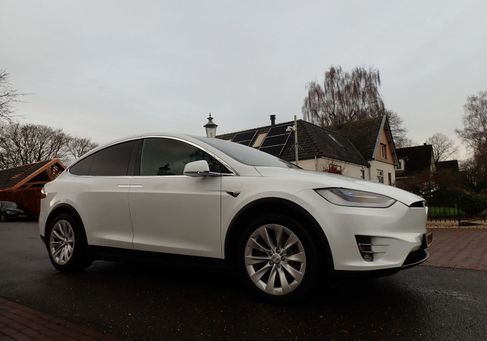 Tesla Model X, 2017