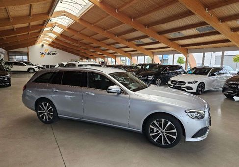Mercedes-Benz E 300, 2022 3