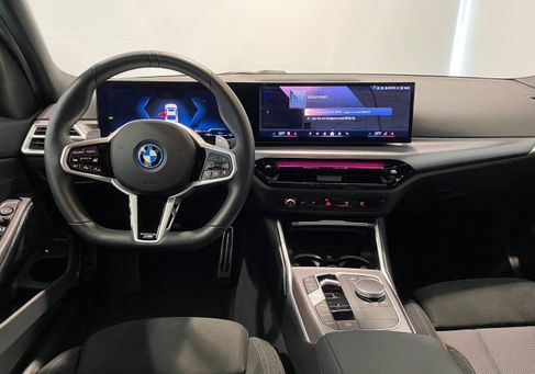 BMW 330, 2025