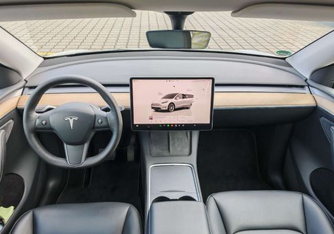 Tesla Model Y, 2022 3
