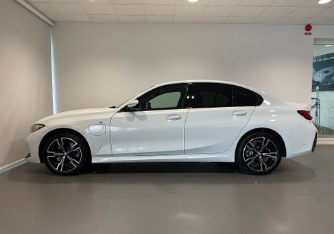 BMW 330, 2025