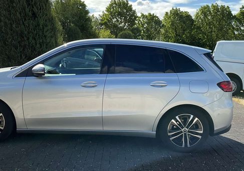 Mercedes-Benz B 180, 2023