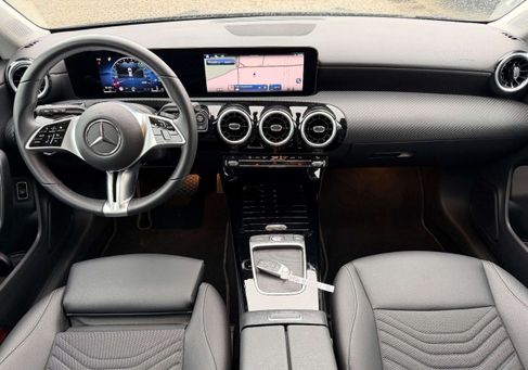 Mercedes-Benz CLA 180, 2025