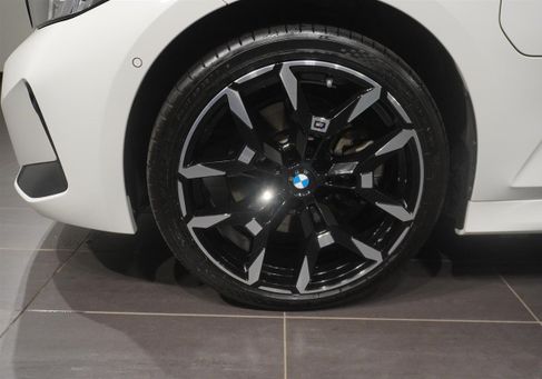 BMW 330, 2025