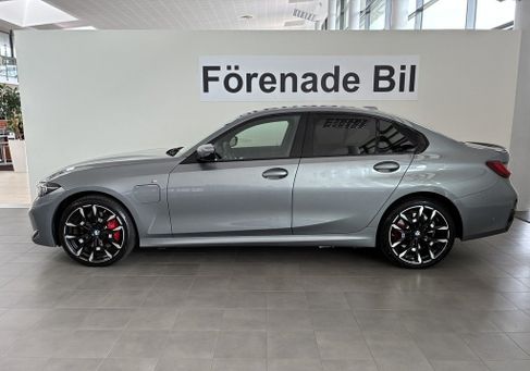 BMW 330, 2025