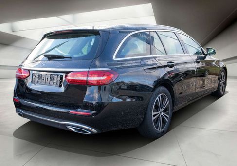 Mercedes-Benz E 220, 2022 3