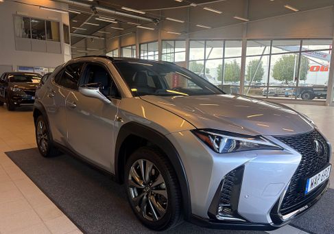 Lexus UX, 2023 3