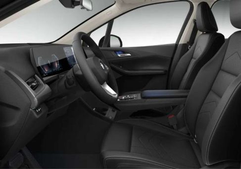 BMW 216, 2025 3