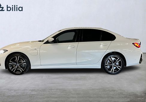 BMW 330, 2025