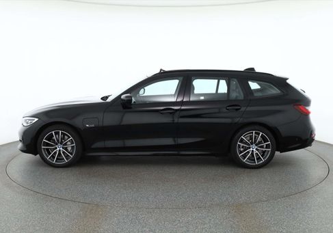 BMW 330, 2022