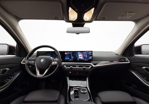 BMW 330, 2023