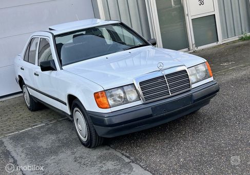 Mercedes-Benz 200, 1988