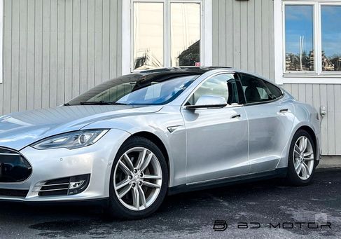 Tesla Model S, 2015