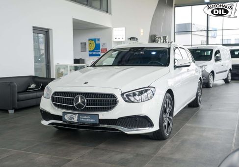 Mercedes-Benz E 300, 2022 3