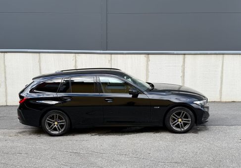 BMW 330, 2023