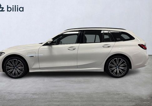 BMW 330, 2022