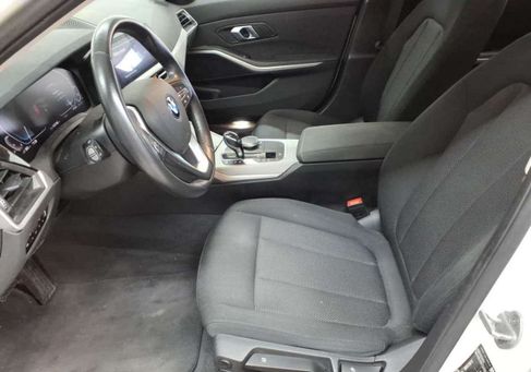 BMW 330, 2021