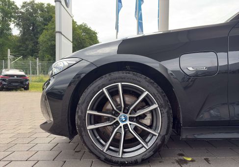 BMW 330, 2023