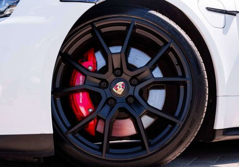 Porsche Taycan, 2022 2