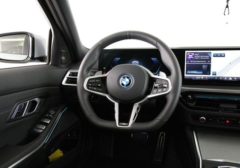 BMW 330, 2026