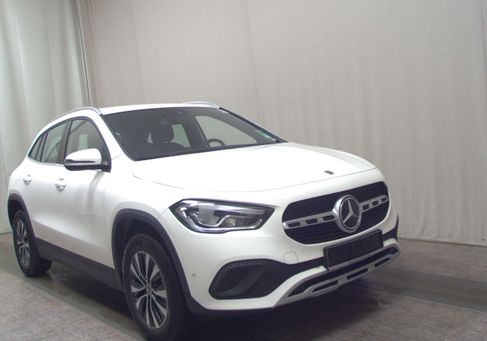 Mercedes-Benz GLA 200, 2022