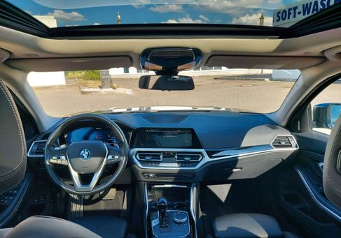 BMW 330, 2022