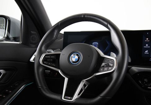 BMW 330, 2025 3
