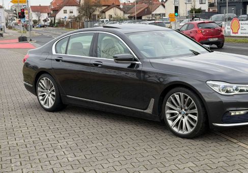 BMW 730, 2017