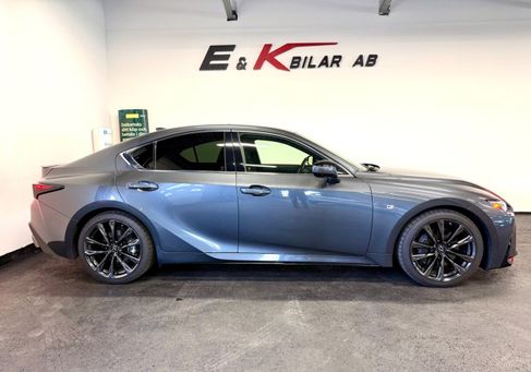 Lexus IS, 2022
