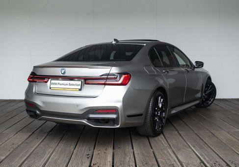 BMW 745, 2022