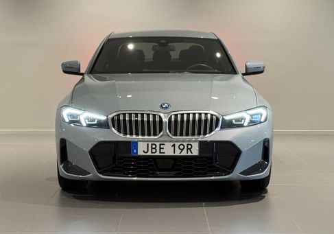 BMW 330, 2025