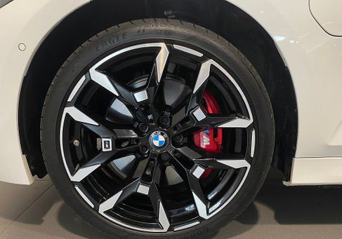BMW 330, 2025
