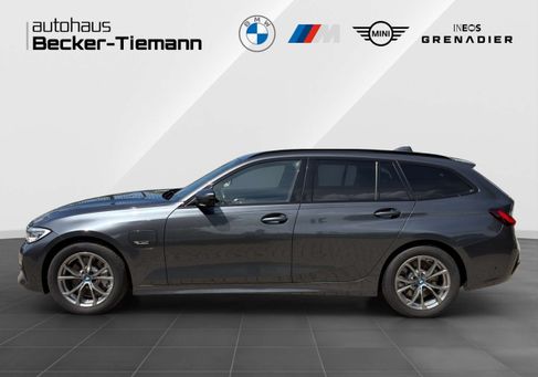 BMW 330, 2022
