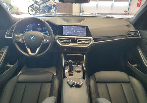 BMW 330, 2022