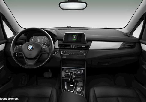 BMW 216, 2021 3