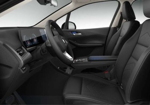 BMW 216, 2025 3