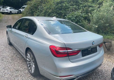 BMW 740, 2017
