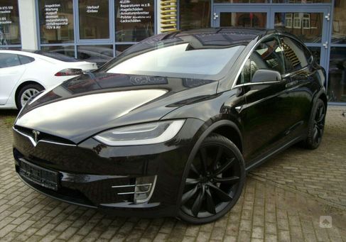 Tesla Model X, 2017