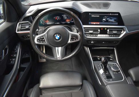 BMW 330, 2022