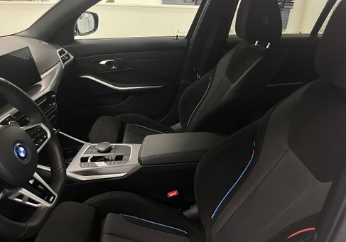 BMW 330, 2025