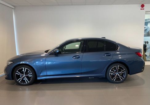 BMW 330, 2025