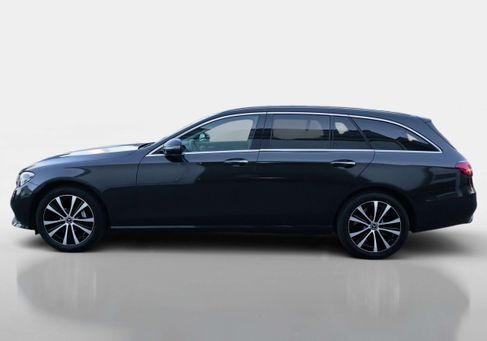 Mercedes-Benz E 300, 2022 3