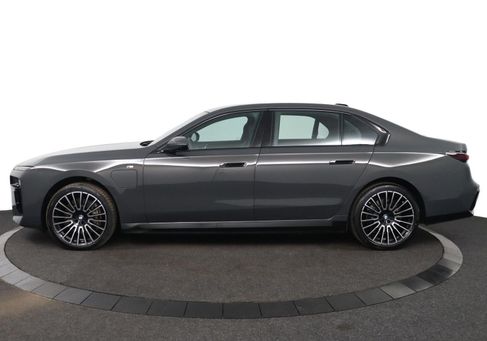 BMW 750, 2024